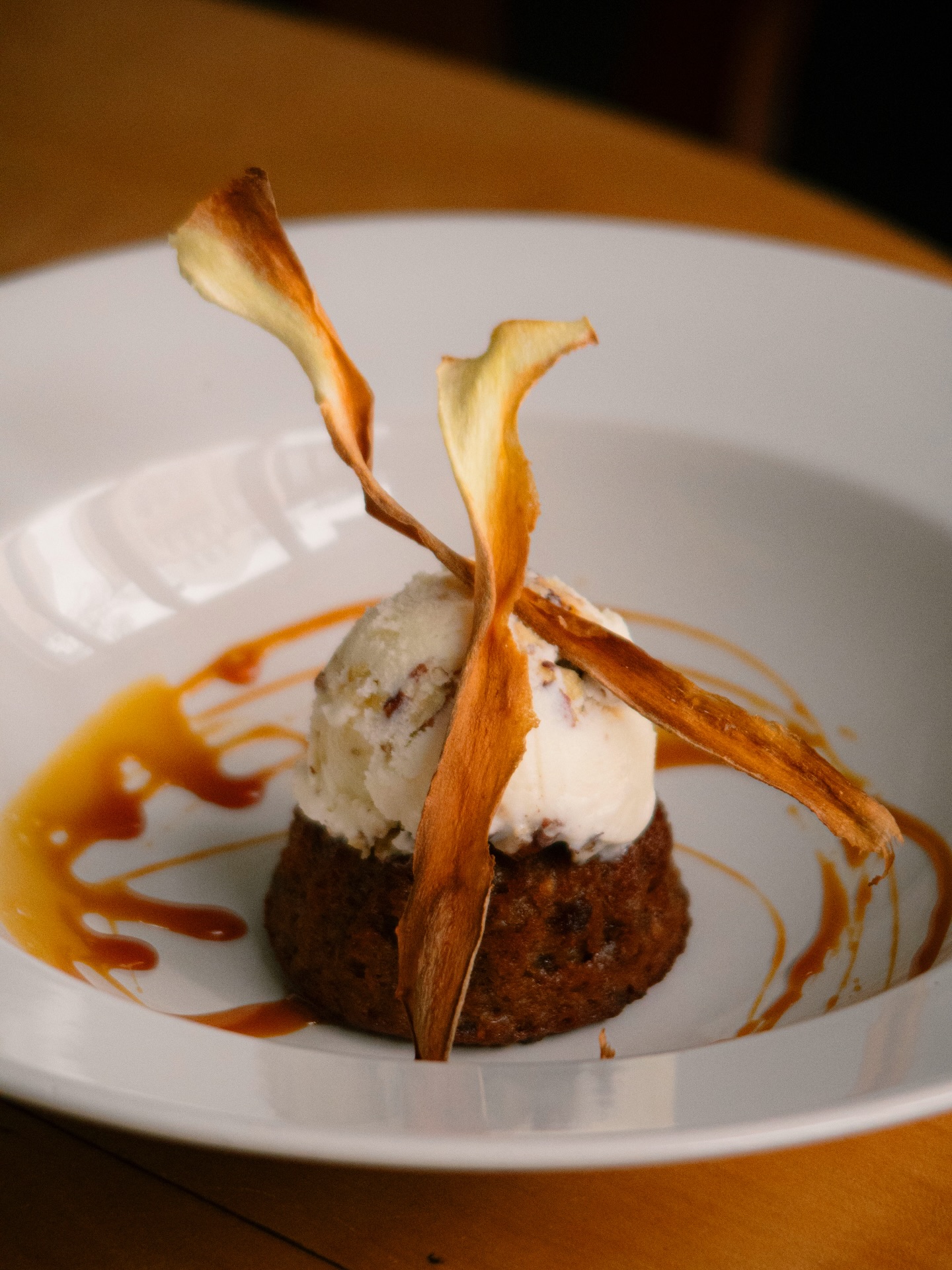 Schokoladendessert mit Beeren