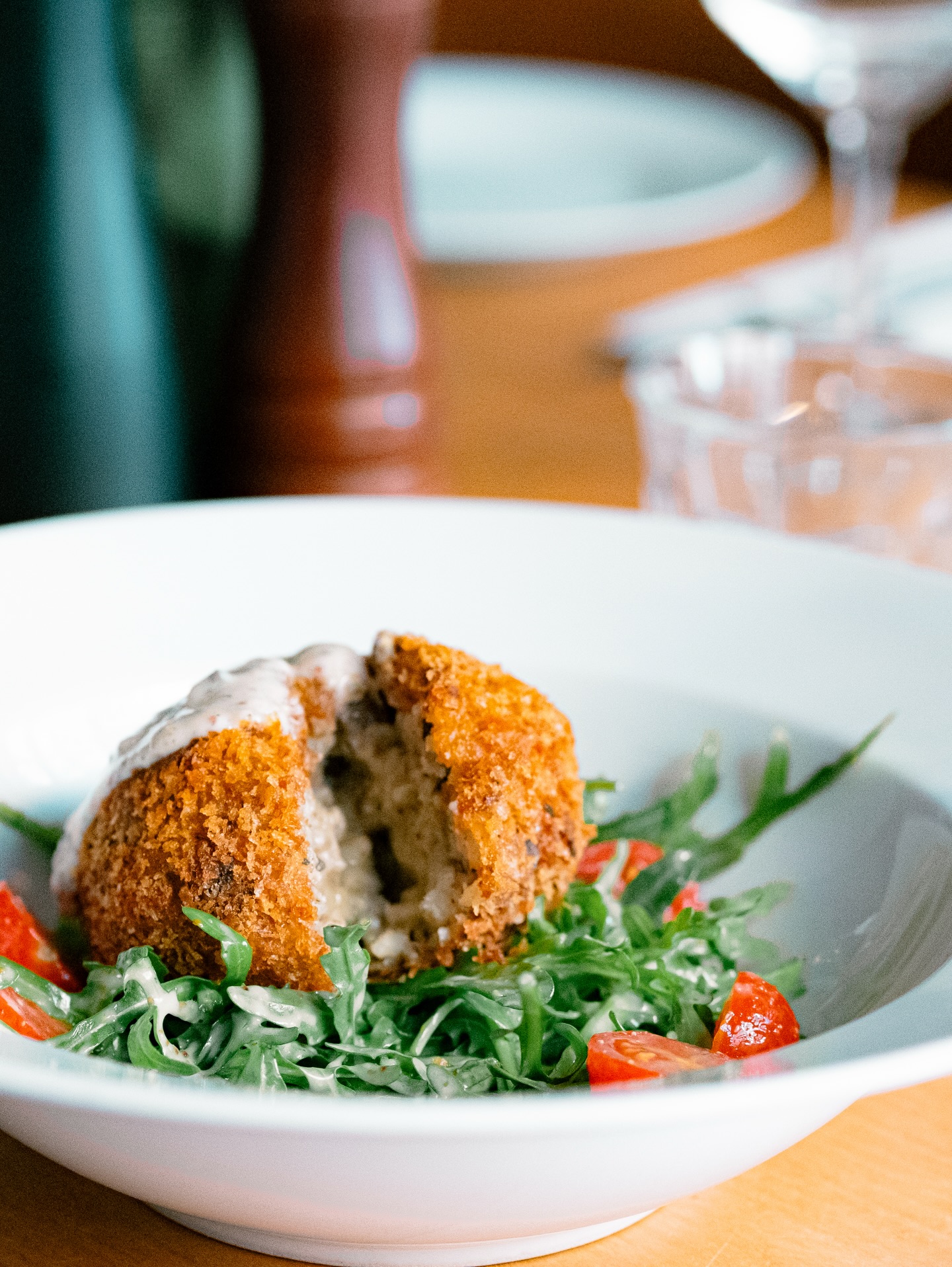 Fleischkrokette mit Salat