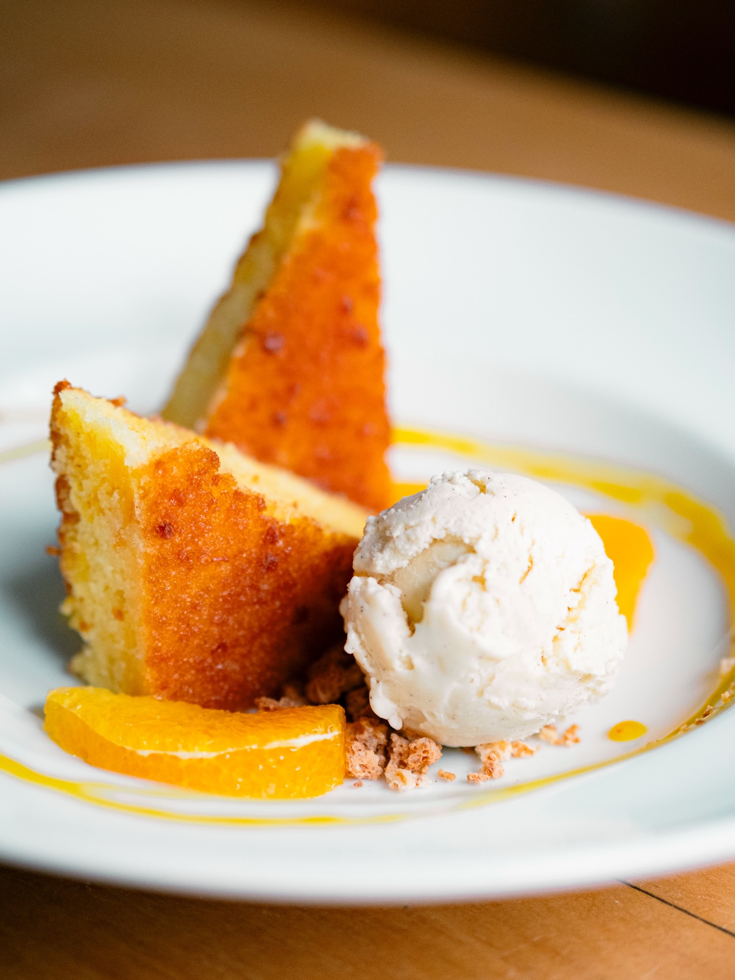 Orangenkuchen mit Vanilleeis
