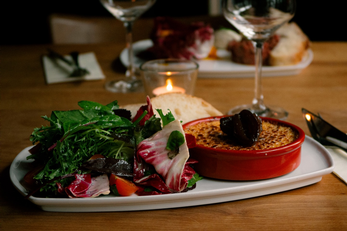 Gemütliche Atmosphäre mit Käse und Wein